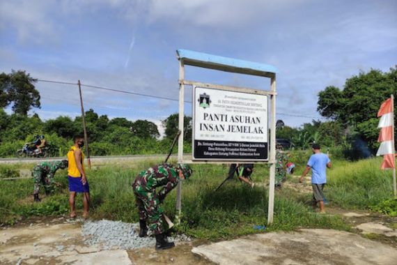 Personel Batalyon Infanteri 642/Kapuas Gelar Karya Bakti di Panti Asuhan - JPNN.COM