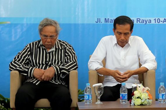 Begini Doa Presiden Jokowi Saat Melayat Mendiang Sabam Sirait - JPNN.COM