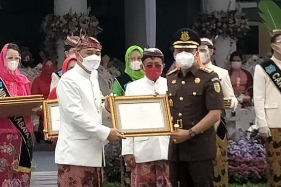 Selamatkan Aset Pemkot Surabaya, Kejari Tanjung Perak Dapat Penghargaan dari Wali Kota - JPNN.COM