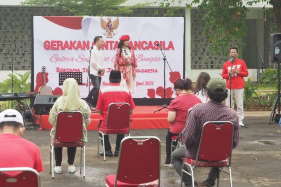 Djarot: Bangsa Indonesia Bisa Menunjukkan Jati Diri dan Karakter Lewat Pancasila - JPNN.COM