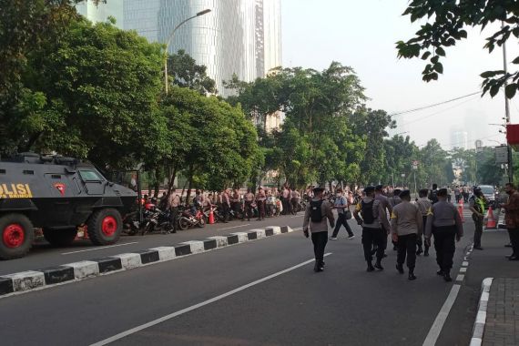 Jelang Pelantikan Pegawai KPK, TNI-Polri Jaga Ketat Areal Kantor - JPNN.COM