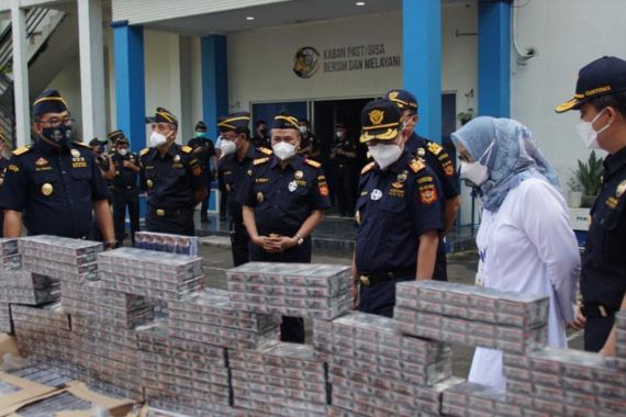 Bea Cukai Banten Meringkus Truk Boks, Isinya Sangat Merugikan Negara - JPNN.COM