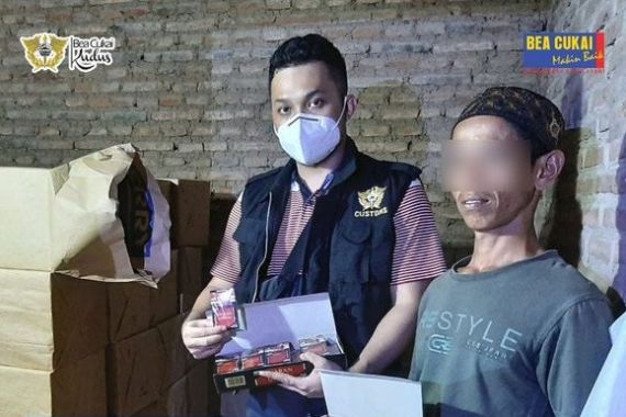 Bea Cukai Sita Ratusan Ribu Batang Rokok Ilegal di Kudus dan Pekanbaru - JPNN.COM