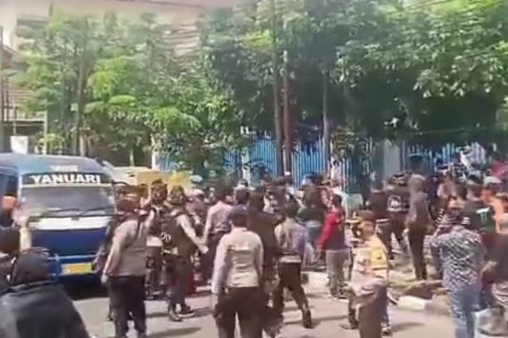 Video Massa 2 Ormas Bentrok di Bekasi Viral di Medsos, Pengin Tahu Apa Pemicunya? - JPNN.COM