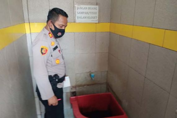Kantong Keresek Ditemukan di Toilet SPBU, Begitu Diperiksa, Isinya Mengejutkan - JPNN.COM