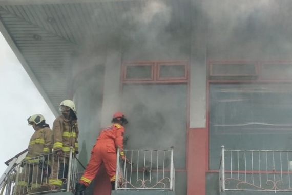 Kebakaran Hanguskan Kantor SPBU Pramuka, 7 Unit Branwir Diterjunkan - JPNN.COM