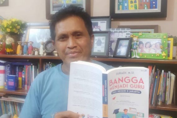 Bangga Menjadi Guru SMA 8 Jakarta: Memoar Wartawan dan Pendidik Bernama Suradi - JPNN.COM
