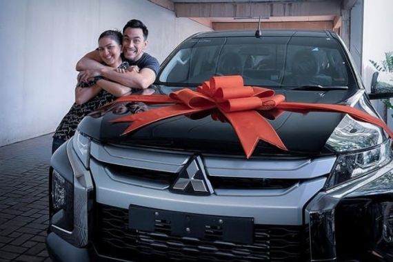 Darius Sinathrya Semringah Dapat Kado Mobil Baru dari Istri, Tetapi... - JPNN.COM