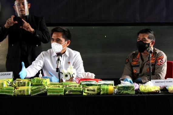 Bareskrim Tangkap 2 Buronan Kasus Narkoba Jaringan Malaysia-Riau - JPNN.COM