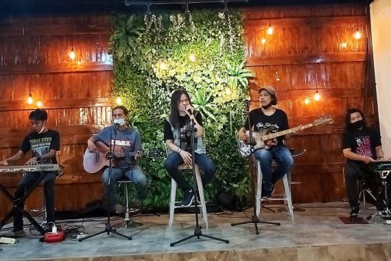 Tampil di Hadapan Veteran, Royke Arek Band Terharu - JPNN.COM