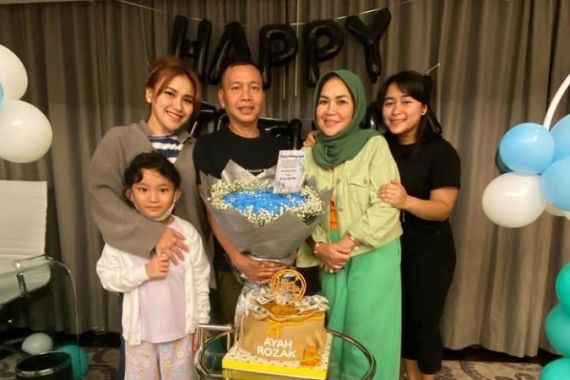 Ayah Rozak Klarifikasi Kabar Ayu Ting Ting Pacaran dengan Sahrul Gunawan - JPNN.COM