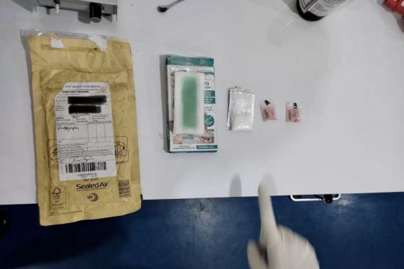 Menyelundupkan Kokain dalam Barang Kiriman, WN Inggris Ini Ditangkap Petugas Bea Cukai - JPNN.COM