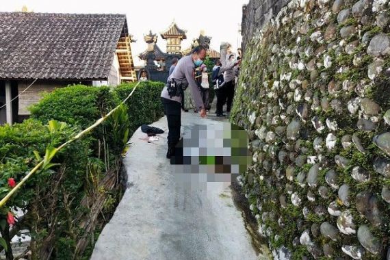 Pagi-pagi Sely Riskiani Keluar Rumah, Melihat Plastik Hitam, Penasaran Lalu Teriak Histeris - JPNN.COM