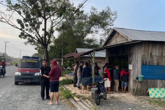 Subuh, Pria Misterius Tembaki Warga di Warung Biliar, Hendri Jaya Bersimbah Darah - JPNN.COM