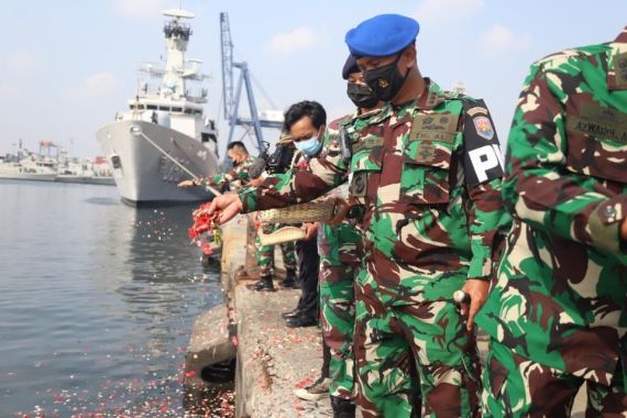 40 Hari Tenggelamnya KRI Nanggala 402, Prajurit TNI AL Tabur Bunga di Pelabuhan Tanjung Priok - JPNN.COM