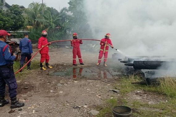 Gudang Besi di Bekasi Hangus Dilahap Si Jago Merah - JPNN.COM