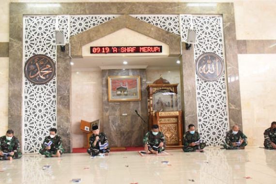 Prajurit dan PNS TNI AL Gelar Doa Bersama Peringati 40 Hari Peringati Gugurnya Kru KRI Nanggala - JPNN.COM