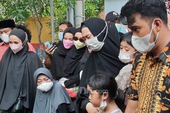 Air Mata Oki Setiana Dewi Mengiringi Prosesi Pemakaman Sang Ayah - JPNN.COM