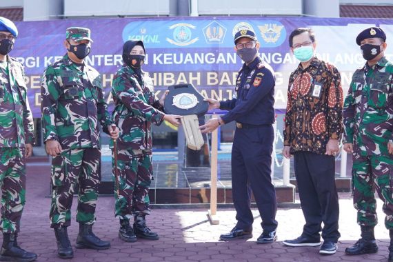 Bea Cukai Menghibahkan 1 Ambulans untuk Yayasan Hang Tuah Banjarmasin   - JPNN.COM