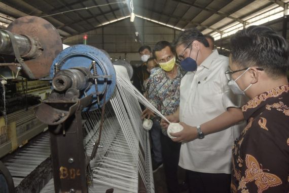 Dengarkan Keluhan Pengusaha Majalaya, Airlangga Tegaskan Dukungan Pemerintah untuk IKM - JPNN.COM