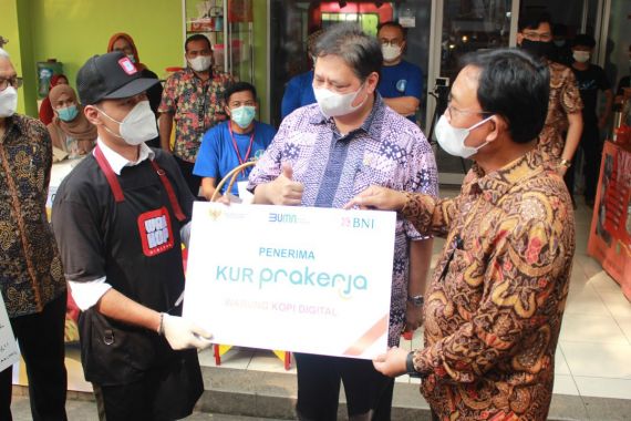Kunjungi Warkop Digital di Bogor, Menko Airlangga Beri Bantuan kepada Alumni Prakerja - JPNN.COM