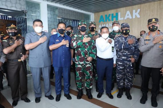 Tinjau Vaksinasi Covid-19 untuk Lansia di Cilacap, Panglima TNI Bilang Begini - JPNN.COM