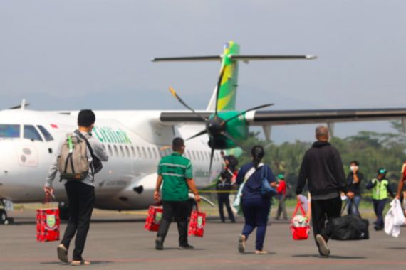 Penumpang Pesawat ini Dapat Sambutan Istimewa saat Mendarat di Bandara Jenderal Soedirman - JPNN.COM