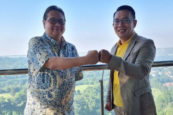 Ridwan Kamil Pakai Kaus Kuning Saat Sarapan Bareng Ketum Golkar, Sinyal 2024? - JPNN.COM