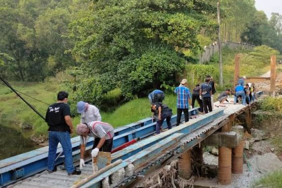 2 Bulan Lagi Pembangunan Jembatan di Desa Kutamekar Selesai, Alhamdulillah - JPNN.COM