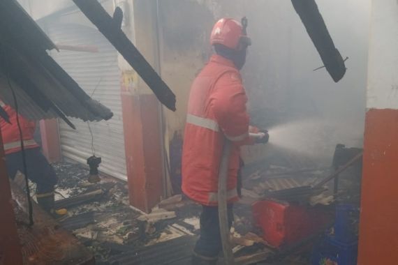Kebakaran Hebat di Bekasi, 5 Kios Hangus, 3 Warga Luka-luka - JPNN.COM