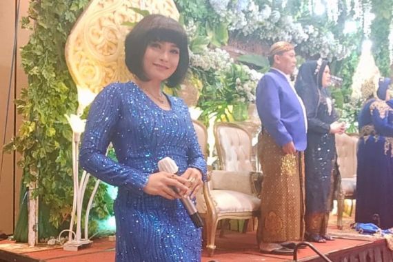 Lies Damayanti Pamer Alun-alun Mojokerto di Pesta Pernikahan - JPNN.COM