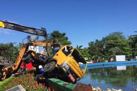 Truk Pengangkut Sampah Masuk Kolam Air Mancur, Polisi Langsung Bergerak - JPNN.COM