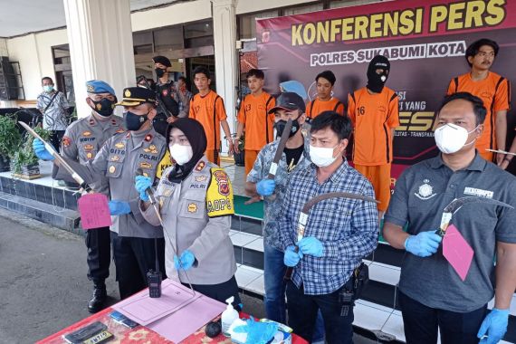 AKBP Sumarni Menunjukkan Barang Bukti Milik Geng Motor, Ngeri - JPNN.COM