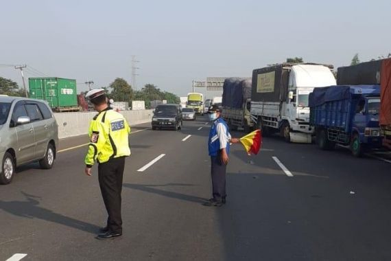 Truk Muatan Batu Bara Terbalik di Tol Jakarta-Cikampek - JPNN.COM