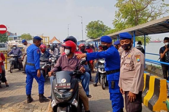 Penyekatan di Pelabuhan Kamal, 4 Orang Diangkut ke Balai Diklat Bangkalan - JPNN.COM