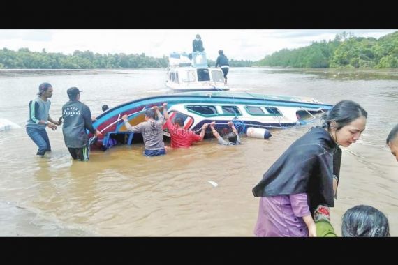 Speedboat Bawa 30 Penumpang Terbalik, 5 Orang Meninggal Dunia, Turut Berduka - JPNN.COM