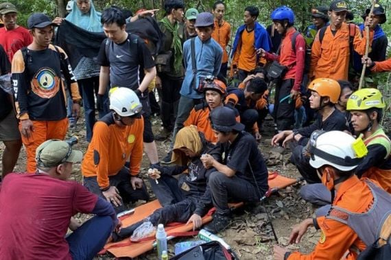 4 Hari Hilang, Pendaki Ditemukan Selamat Sedang Bersandar di Pohon, Mukjizat - JPNN.COM