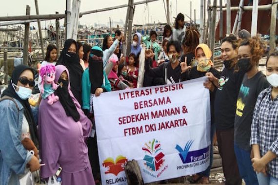 FTBM dan Sedekah Mainan Peringati Hari Laut Sedunia di Pesisir Utara Jakarta - JPNN.COM