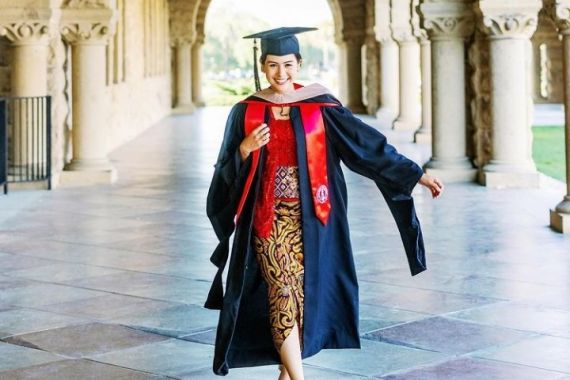 Selamat, Maudy Ayunda Lulus dari Stanford University - JPNN.COM