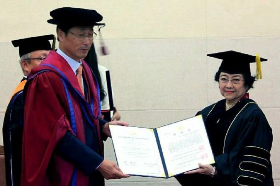 Guru Besar di Padang dan Tiongkok Sepakat Megawati Dianugerahi Gelar Profesor  - JPNN.COM