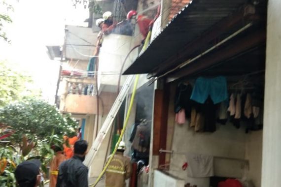 Ditinggal Pemilik, Rumah 2 Lantai di Pulogadung Ludes Terbakar, Ternyata Ini Penyebabnya - JPNN.COM