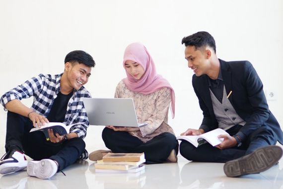 UM Surabaya Sediakan Rp2,5 Miliar untuk Beasiswa Mahasiswa Baru - JPNN.COM