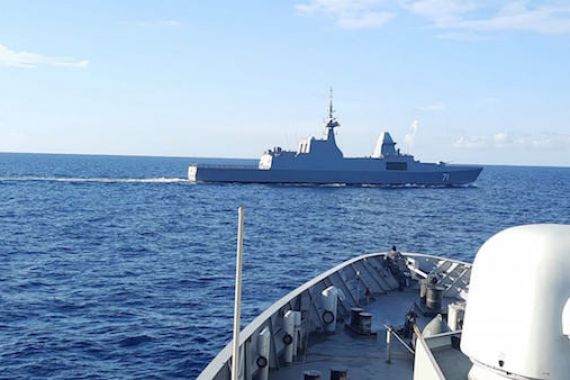 Lihat Nih, KRI Diponegoro-365 Berpapasan dengan Kapal Perang Asing, Lantas… - JPNN.COM