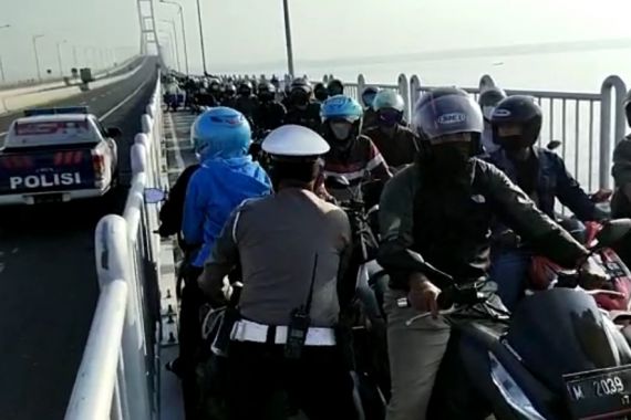 Lihat Nih, Aksi Polisi Mengadang Pengendara Motor yang Hendak Putar Balik di Suramadu - JPNN.COM