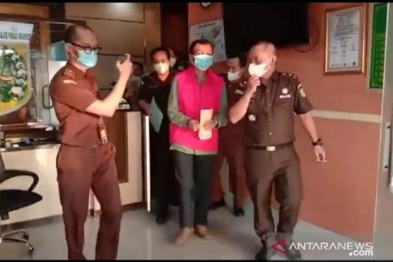 Diduga Korupsi Dana Desa, Kades Bedegung Dijebloskan ke Tahanan - JPNN.COM