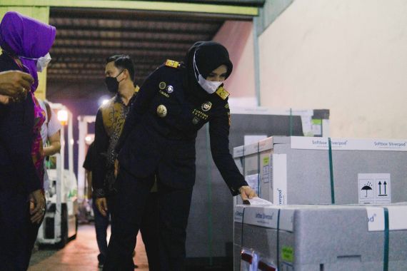 Terbitkan Izin Fasilitas Fiskal, Bea Cukai Soekarno Hatta Mempercepat Proses Impor Vaksin - JPNN.COM