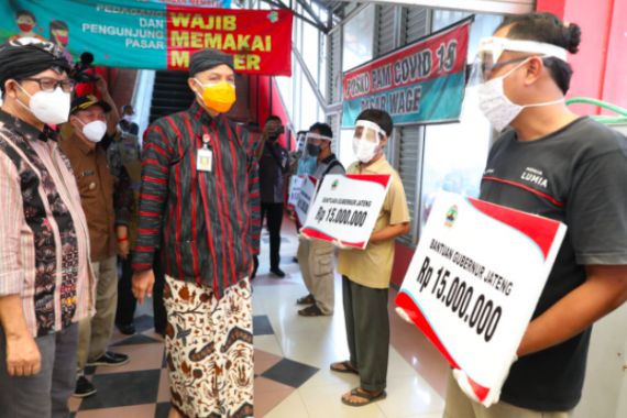 Pak Ganjar Bawa Total Rp2 Miliar untuk Pedagang Pasar Wage - JPNN.COM