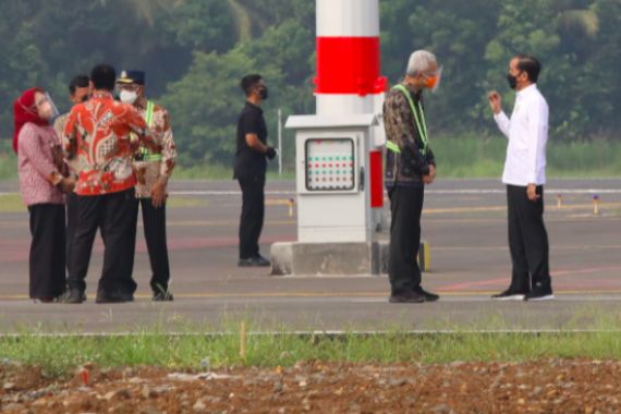 Ganjar dengan Bangga Memperkenalkan Bandara Jenderal Soedirman Purbalingga pada Pak Jokowi - JPNN.COM