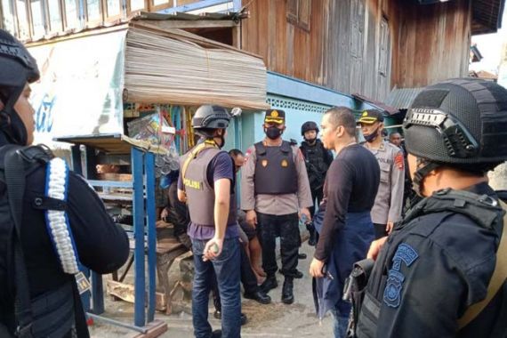 Puluhan Brimob Bersenjata Lengkap Kepung Desa Surulangun, Suasana Mencekam - JPNN.COM
