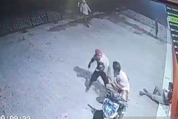 Aksi Begal Bersajam Terekam CCTV, Lihat, Menyeramkan Sekali - JPNN.COM